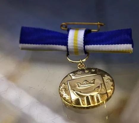 Helsinki- mitali. Myönnetään 30 vuoden palveluvuoden tunnustukseksi sitoutumisesta kaupungin työhön