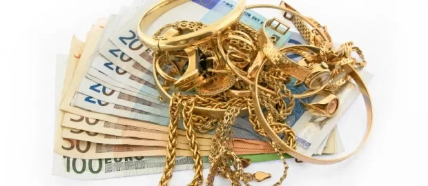 kultakoruja setelipinon päällä