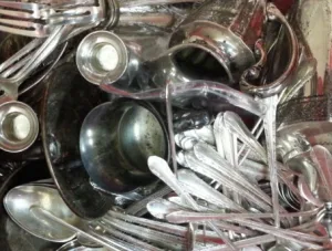 romuhopeaa jossa hopealusikoita ja muita hopeisia ateriaimia